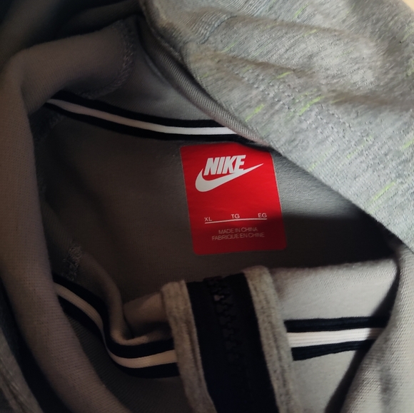Nike youth XL zip up hoodie gray and black it has light neon going through gray - Picture 3 of 5